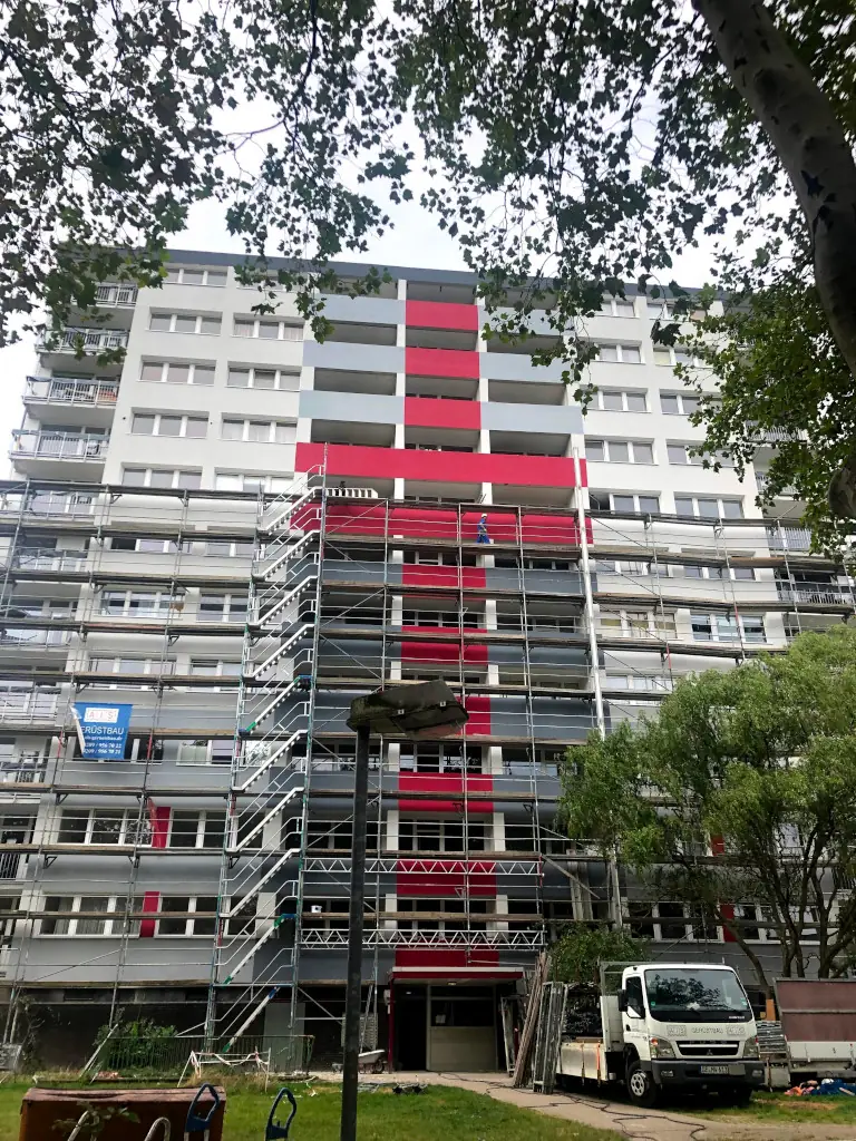 Facade construction project in Duisburg – Protec Bau & Management technical expertise and precise execution at every stage.