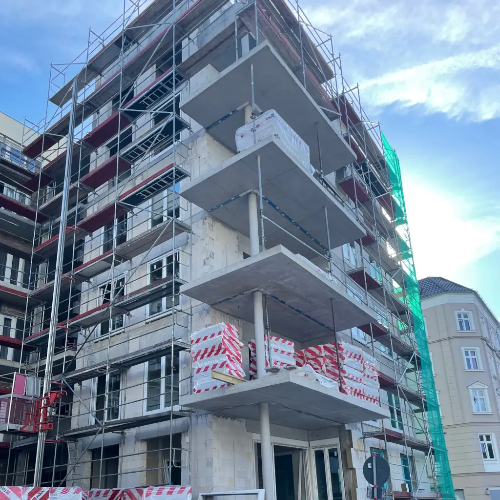 The large new-build project with condominiums, modern facade design, 8000 m² of living space, balcony construction, outdoor areas with playground.
