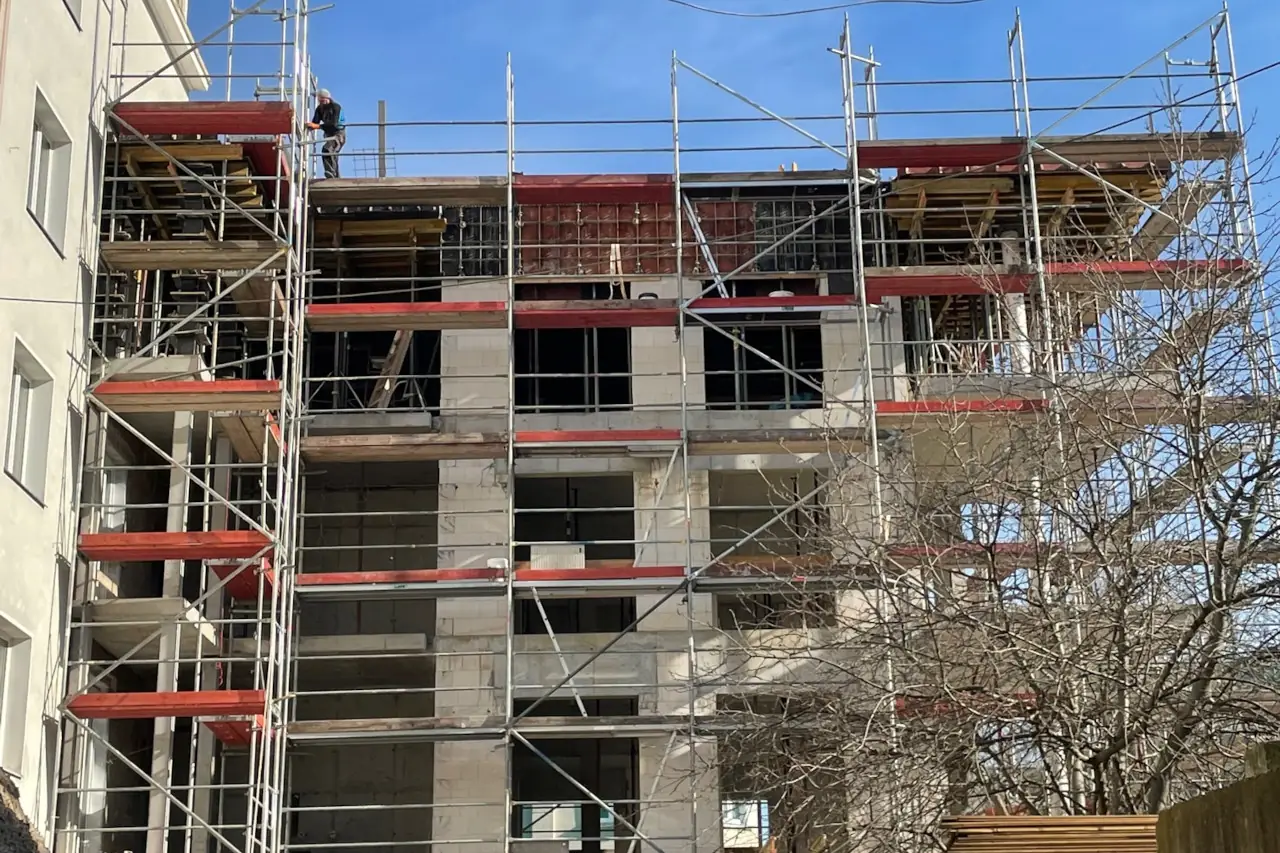 Extensive scaffolding work demonstrates the careful preparation of each element to ensure maximum safety and efficiency.